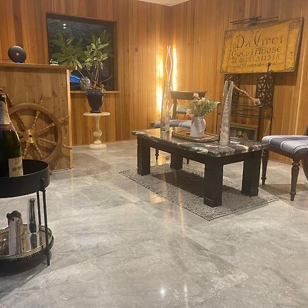 Da Vinci Guest House & Guest Parking, A Real Gem ครอว์ลีย์ ภายนอก รูปภาพ