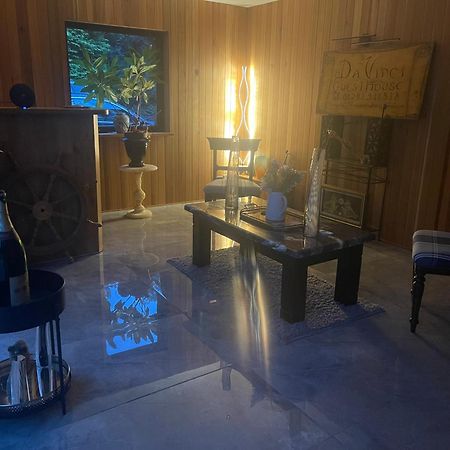Da Vinci Guest House & Guest Parking, A Real Gem ครอว์ลีย์ ภายนอก รูปภาพ