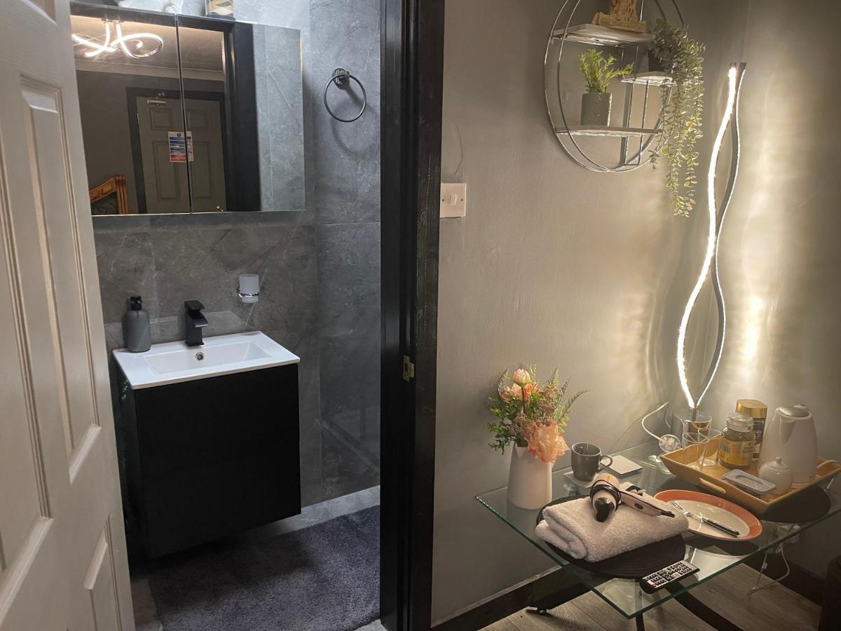 Da Vinci Guest House & Guest Parking, A Real Gem ครอว์ลีย์ ภายนอก รูปภาพ