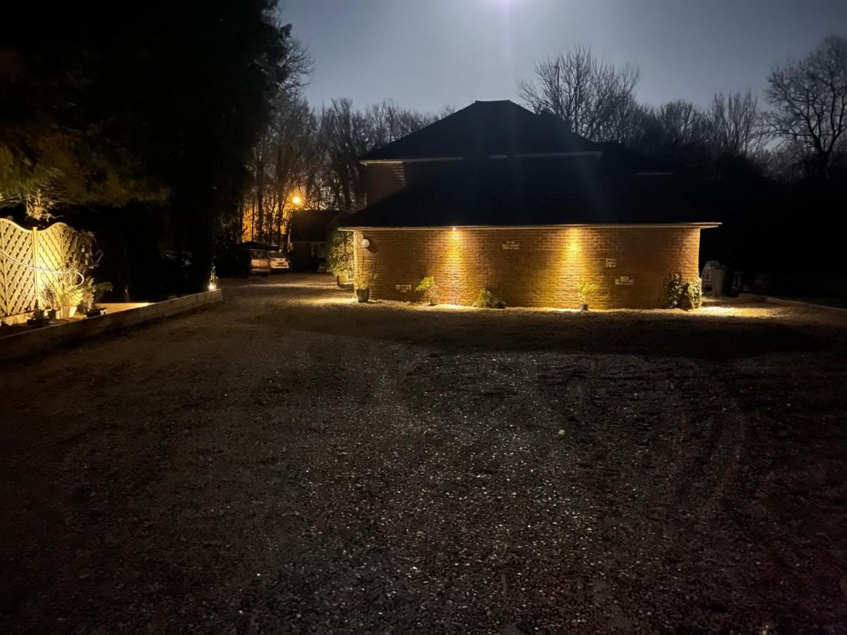 Da Vinci Guest House & Guest Parking, A Real Gem ครอว์ลีย์ ภายนอก รูปภาพ