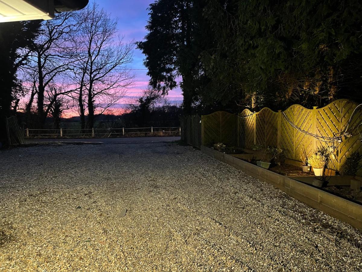 Da Vinci Guest House & Guest Parking, A Real Gem ครอว์ลีย์ ภายนอก รูปภาพ