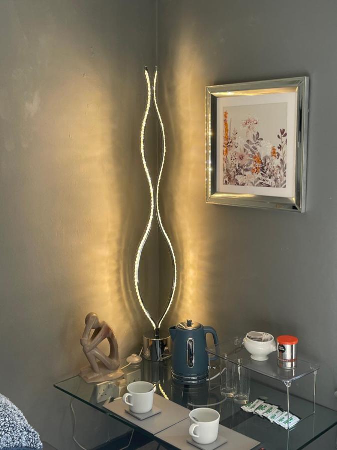Da Vinci Guest House & Guest Parking, A Real Gem ครอว์ลีย์ ภายนอก รูปภาพ