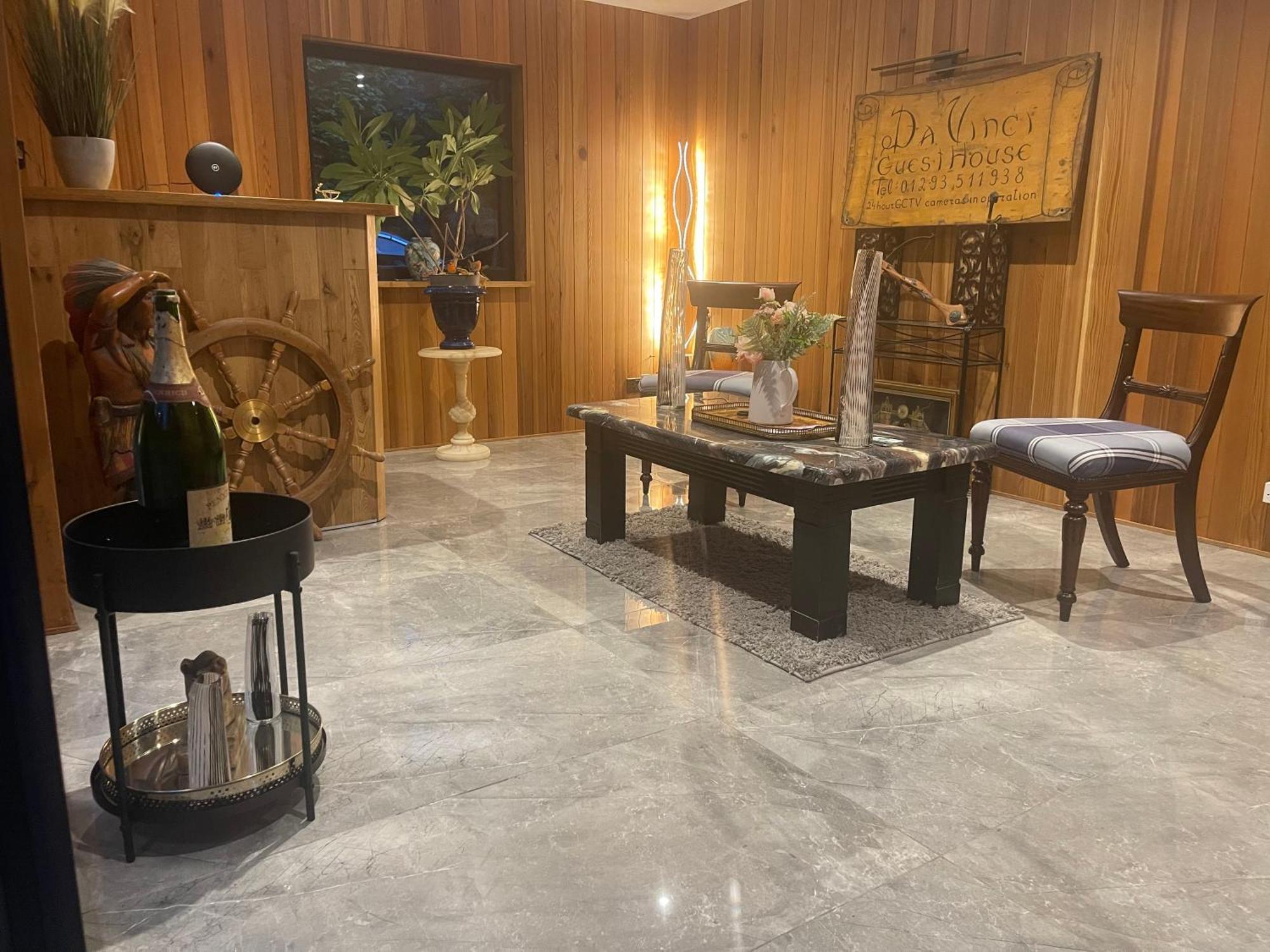 Da Vinci Guest House & Guest Parking, A Real Gem ครอว์ลีย์ ภายนอก รูปภาพ