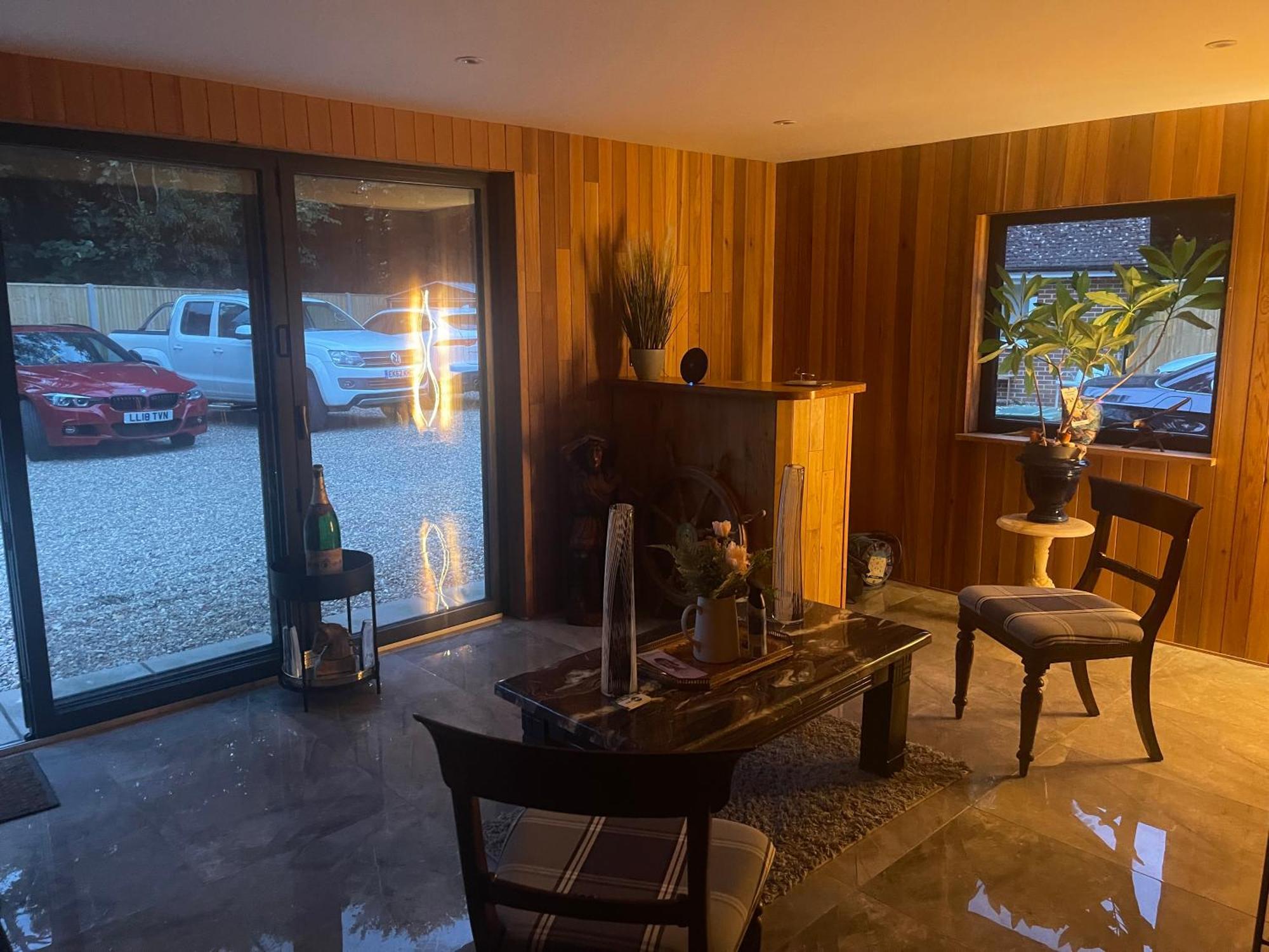 Da Vinci Guest House & Guest Parking, A Real Gem ครอว์ลีย์ ภายนอก รูปภาพ