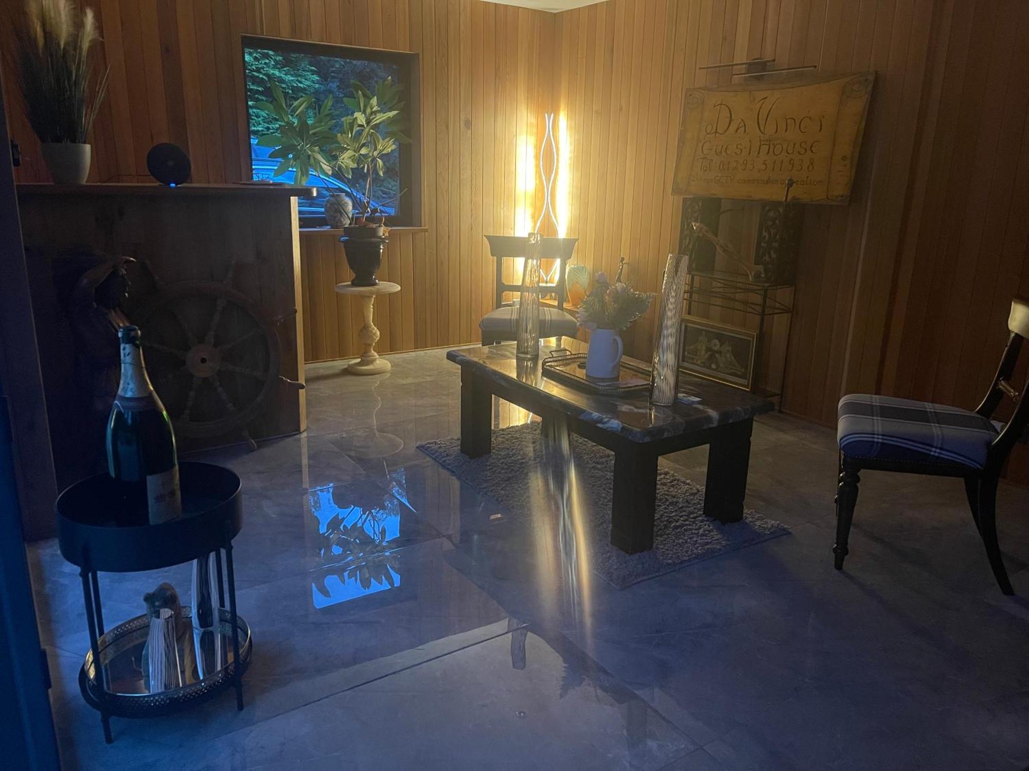 Da Vinci Guest House & Guest Parking, A Real Gem ครอว์ลีย์ ภายนอก รูปภาพ