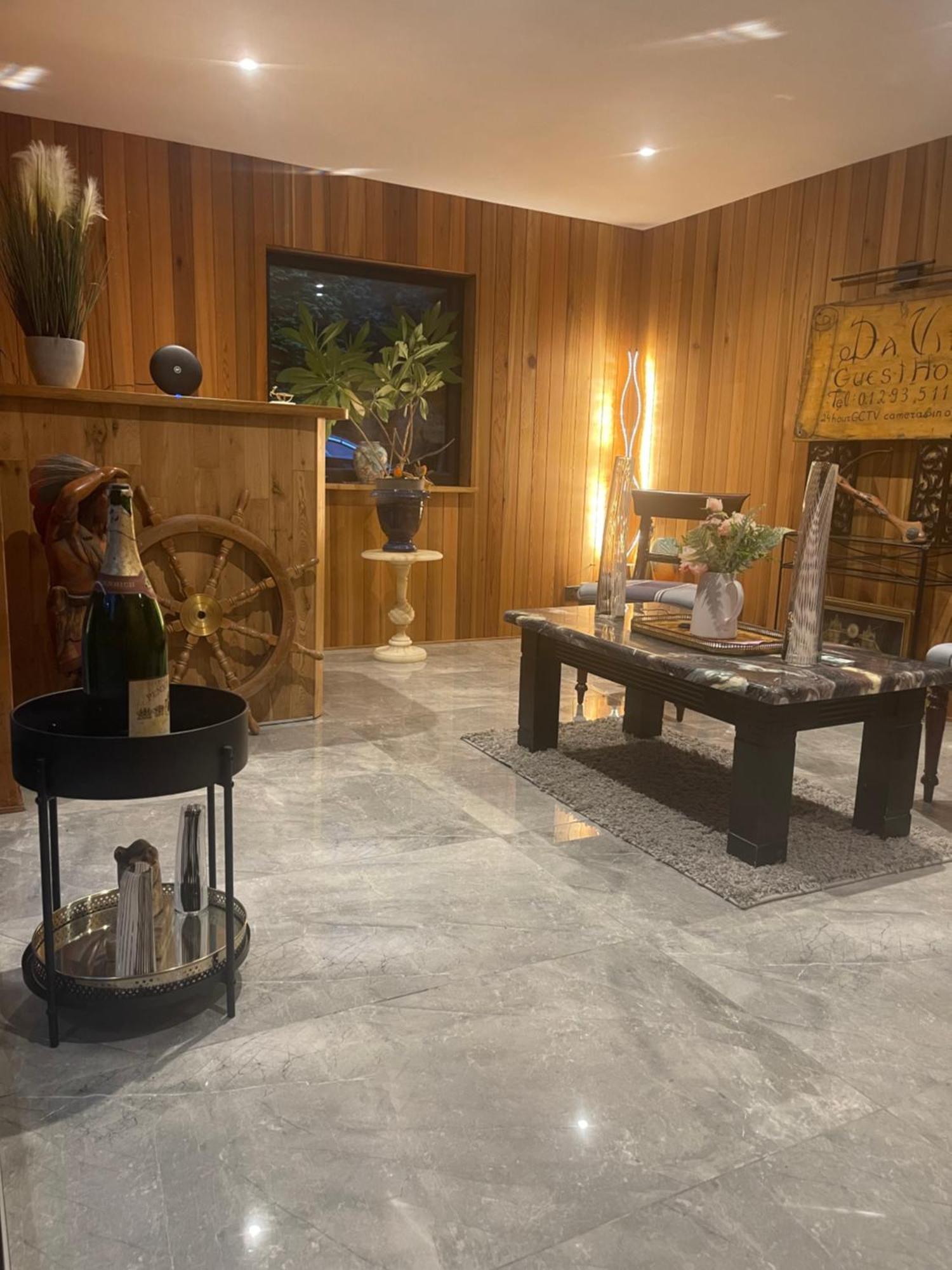 Da Vinci Guest House & Guest Parking, A Real Gem ครอว์ลีย์ ภายนอก รูปภาพ