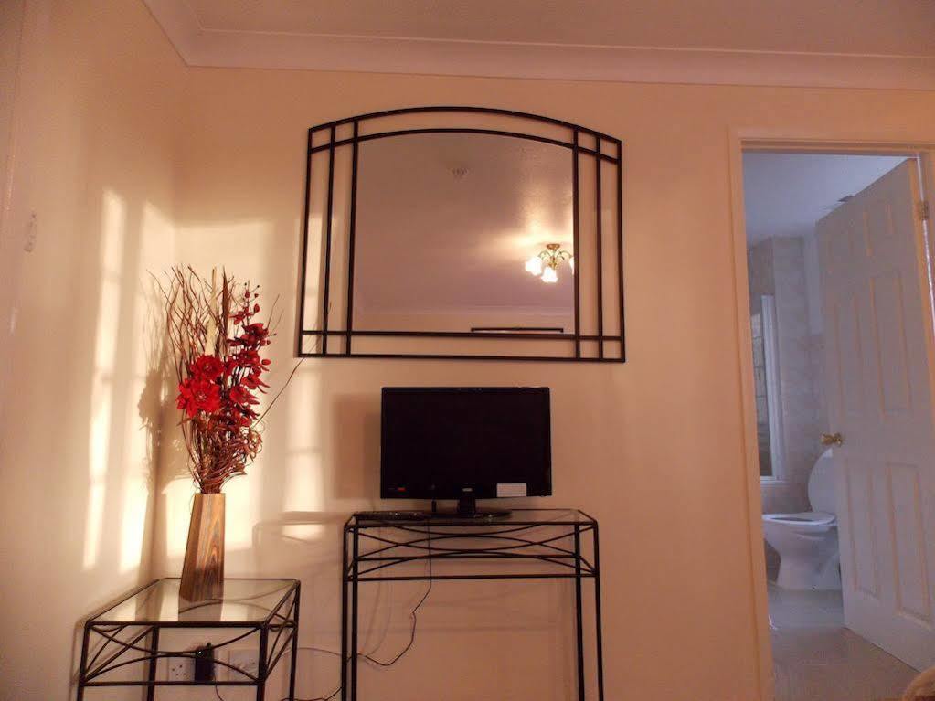 Da Vinci Guest House & Guest Parking, A Real Gem ครอว์ลีย์ ภายนอก รูปภาพ